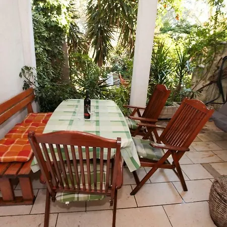 Garden Apartment *
